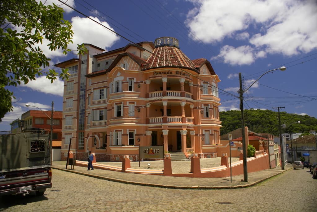 Edifício histórico ornamentado com cúpula e varandas no Centro de Antonina