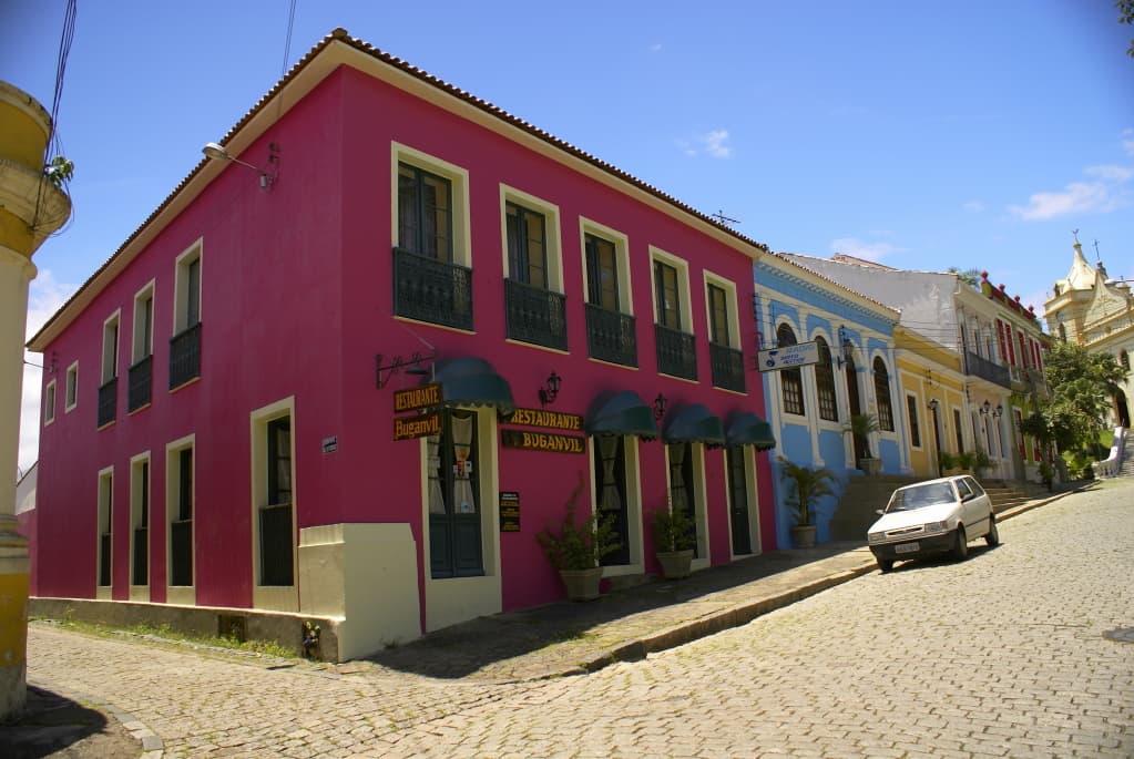 Casario colonial multicolorido no Centro Histórico de Antonina