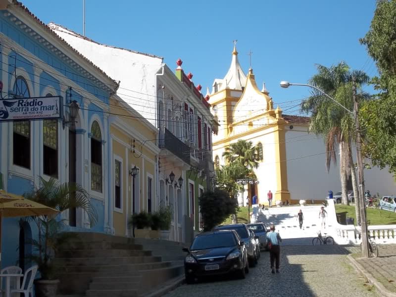 Igreja Matriz de Nossa Senhora do Pilar em Antonina acessada por escadaria