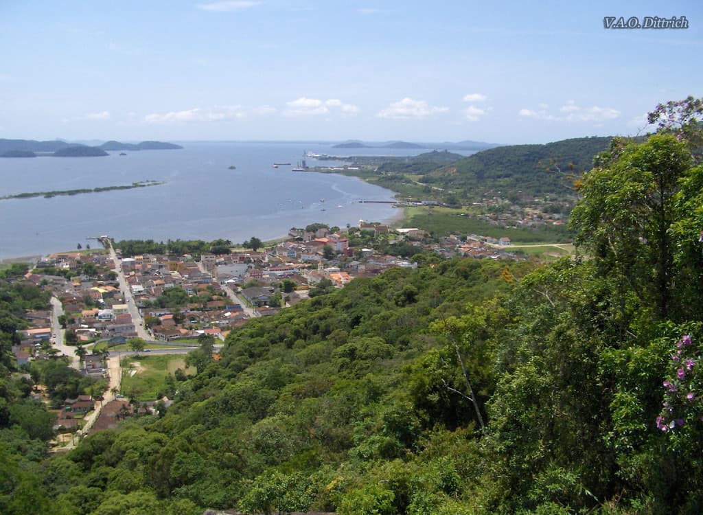 Vista panorâmica da Baía de Antonina cercada por morros verdes da serra
