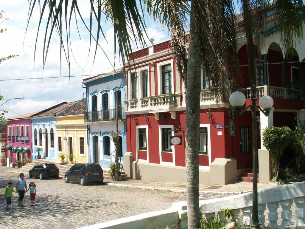 Rua do Centro Histórico de Antonina com casario colorido e postes decorativos