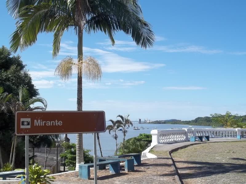 Mirante da Baía de Antonina com bancos e vista para a Serra do Mar