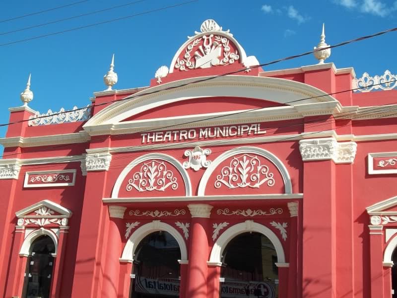 Fachada ornamentada do Theatro Municipal de Antonina