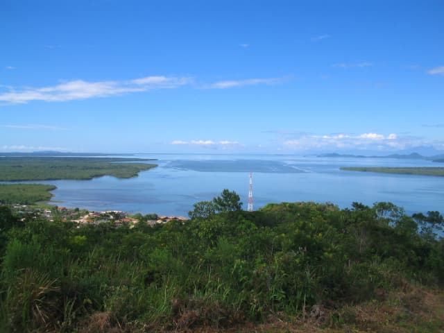 Vista panorâmica das águas plácidas da Baía de Guaraqueçaba sob céu azul