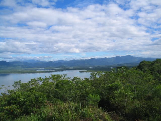 Paisagem intocada de Mata Atlântica e águas calmas no entorno de Guaraqueçaba