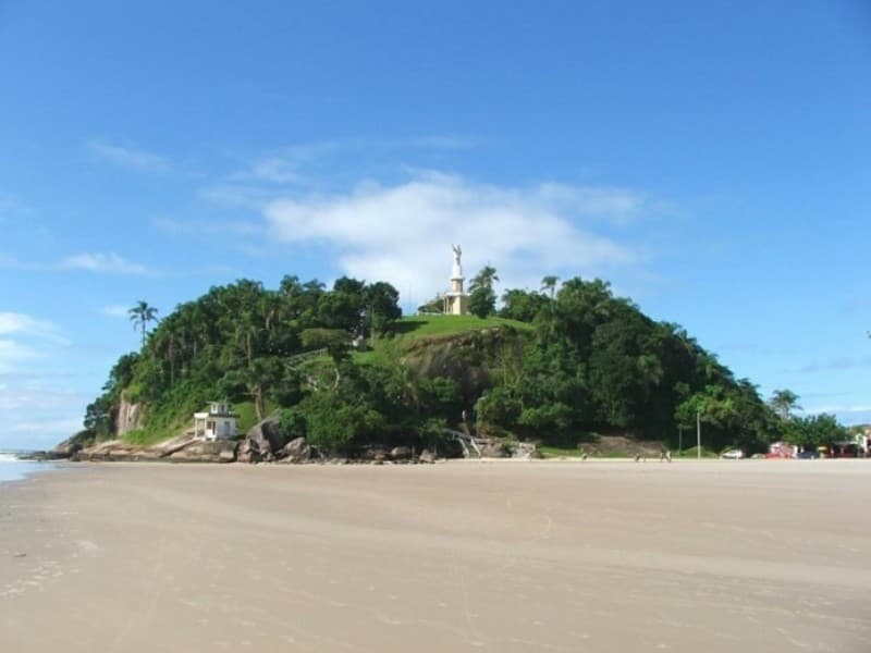 Morro do Cristo em Guaratuba com monumento do Cristo Redentor e praia ao redor