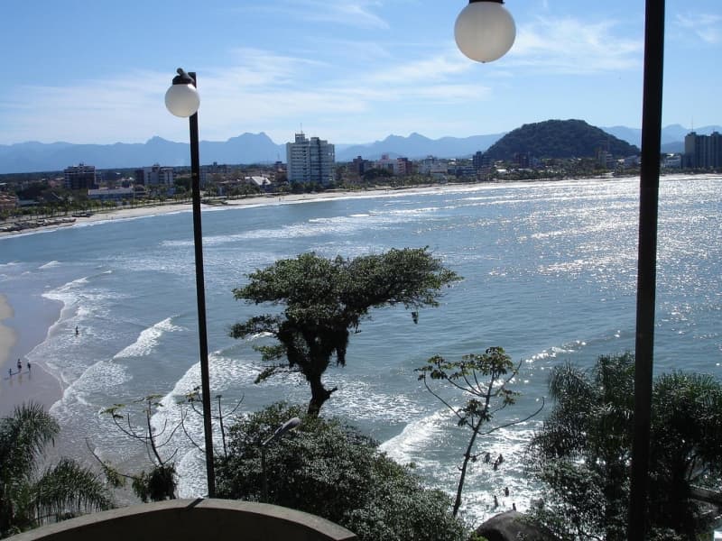 Vista panorâmica da orla e calçadão beira-mar de Guaratuba