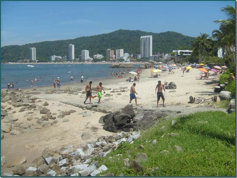 Praia Mansa de Caiobá com águas abrigadas calmas, costão de pedras e vegetação tropical