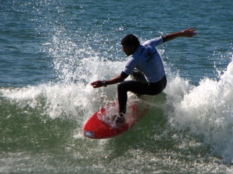 Surfista executando manobra em onda perfeita nas águas de Matinhos