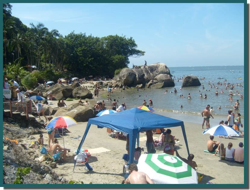Costão rochoso com grandes pedras e mar aberto ao pé do Morro do Boi