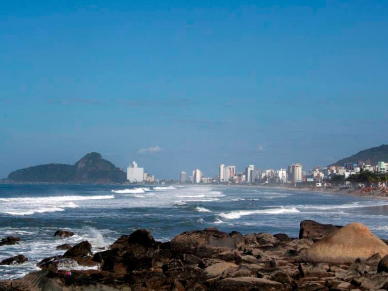Mar aberto com arrebentação de ondas sobre afloramentos rochosos