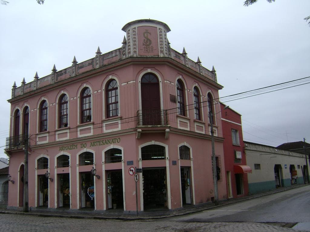 Edifício histórico do Armazém do Artesanato no Centro de Morretes