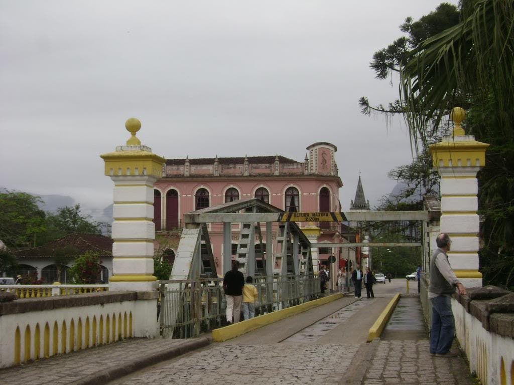 Ponte metálica histórica sobre o Rio Nhundiaquara em Morretes