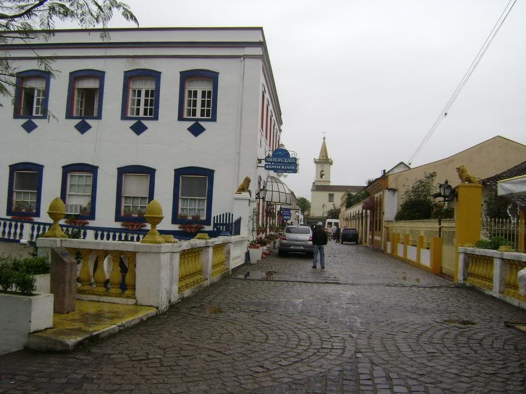 Rua colonial com paralelepípedos e casario preservado em Morretes