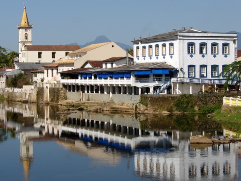 Casario histórico de Morretes refletido no rio Nhundiaquara