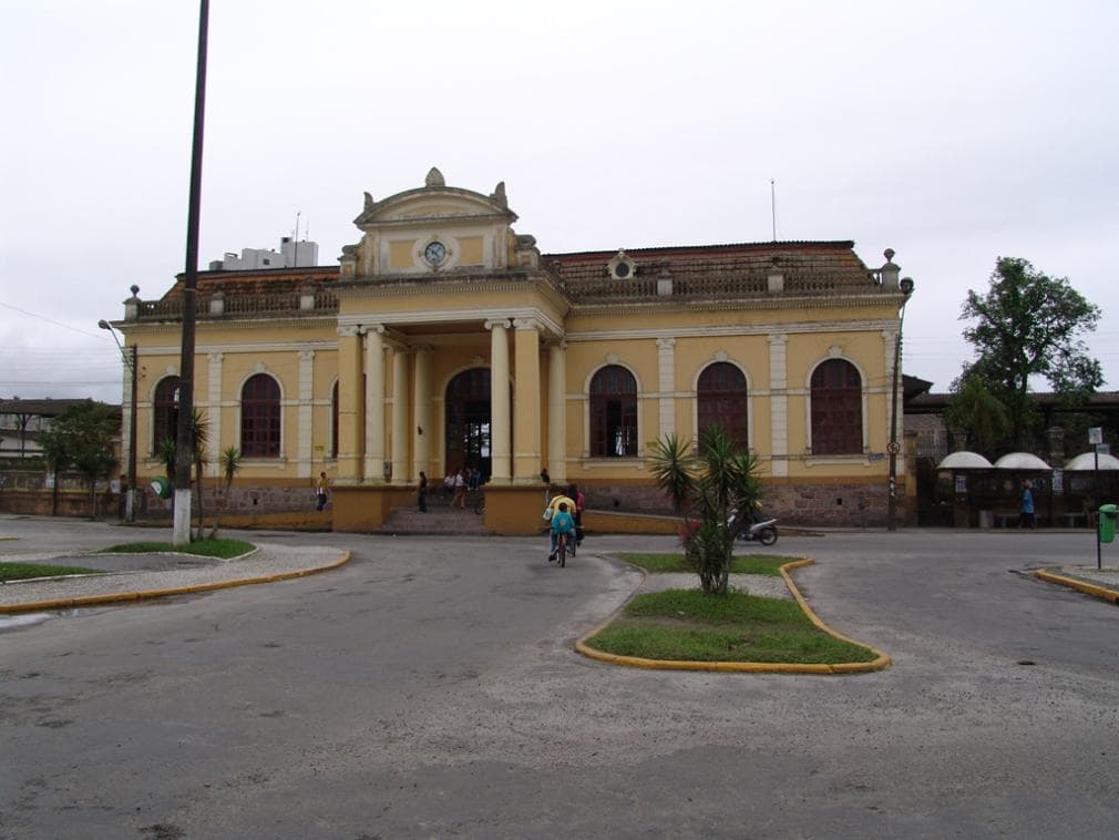 Fachada amarela neoclássica do Palácio Visconde de Nácar em Paranaguá