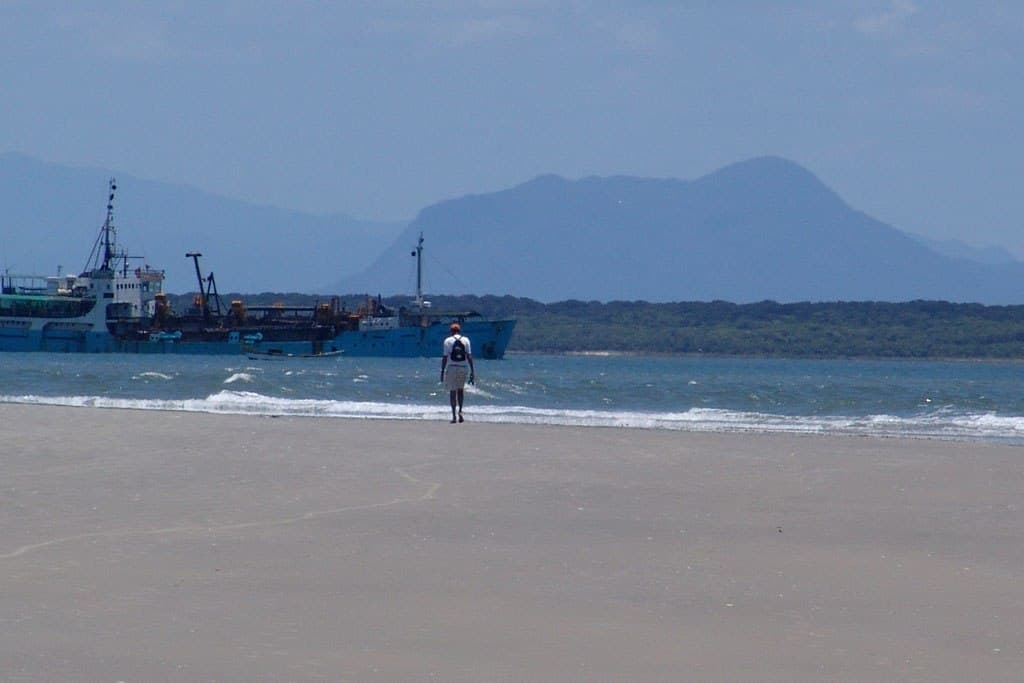 Embarcações atracadas na margem da praia em Pontal do Sul para travessia