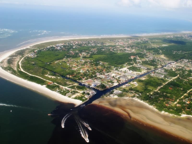 Vista de Pontal do Sul com canal náutico, praias de areia e vegetação costeira