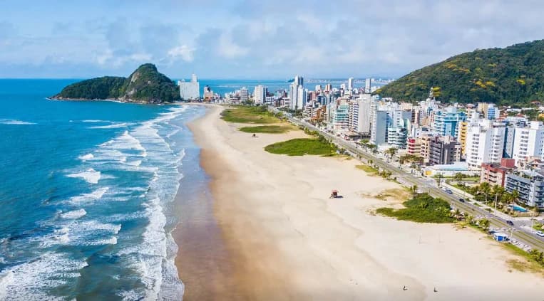 Vista aérea do litoral do Paraná e da Serra do Mar