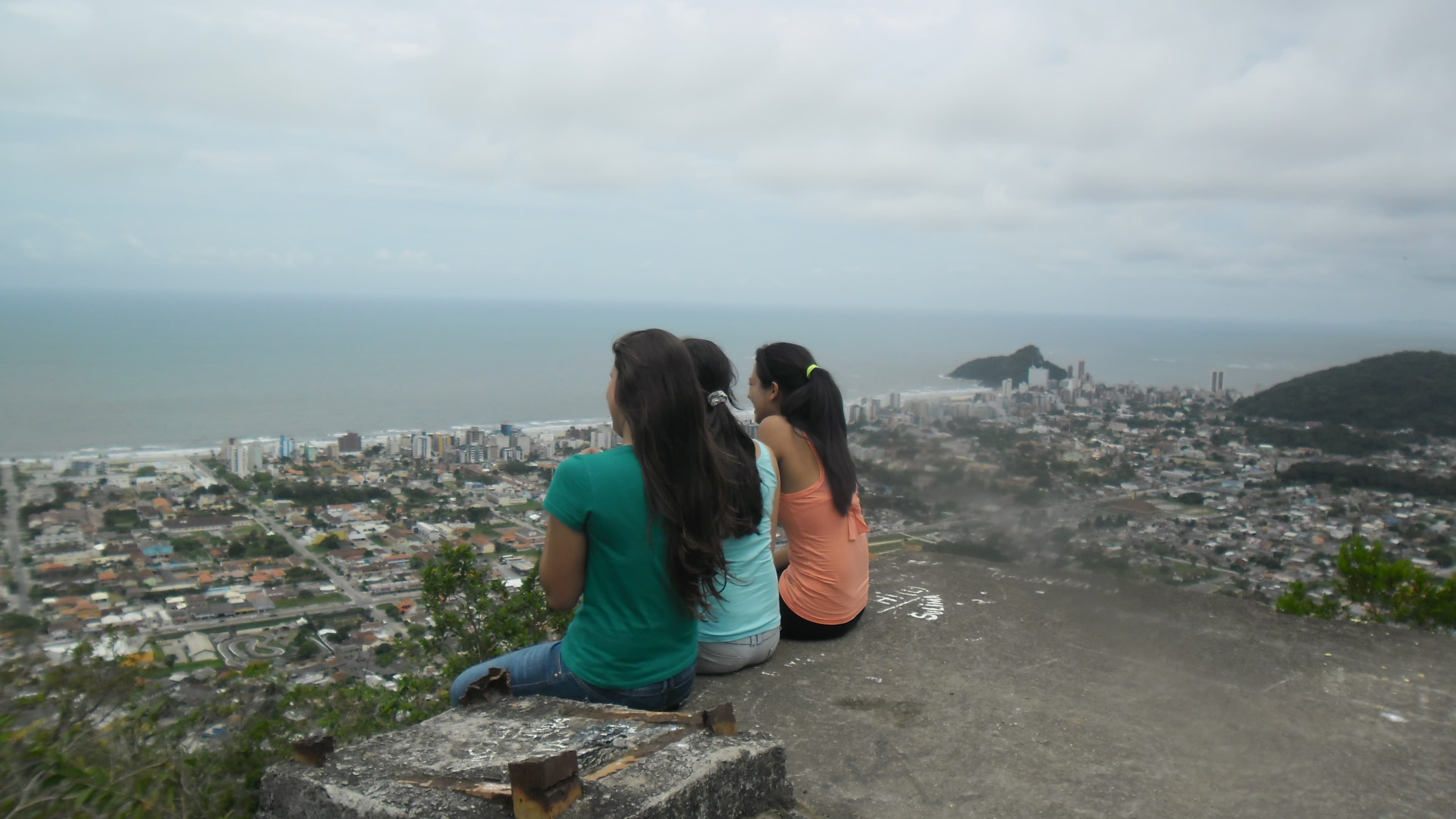 Vista aérea panorâmica da orla e espigões de Matinhos