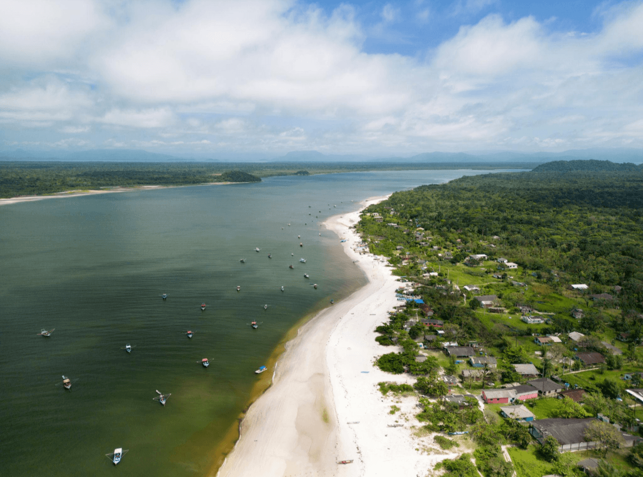Praia Deserta na Ilha de Superagui, em Guaraqueçaba, no litoral do Paraná.